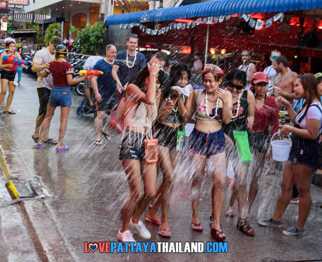 Bị cấm hở hang, gái Thái Lan vẫn mặc bikini, quần 5cm đi té nước Bị cấm hở hang, gái Thái Lan vẫn mặc bikini, quần 5cm đi té nước